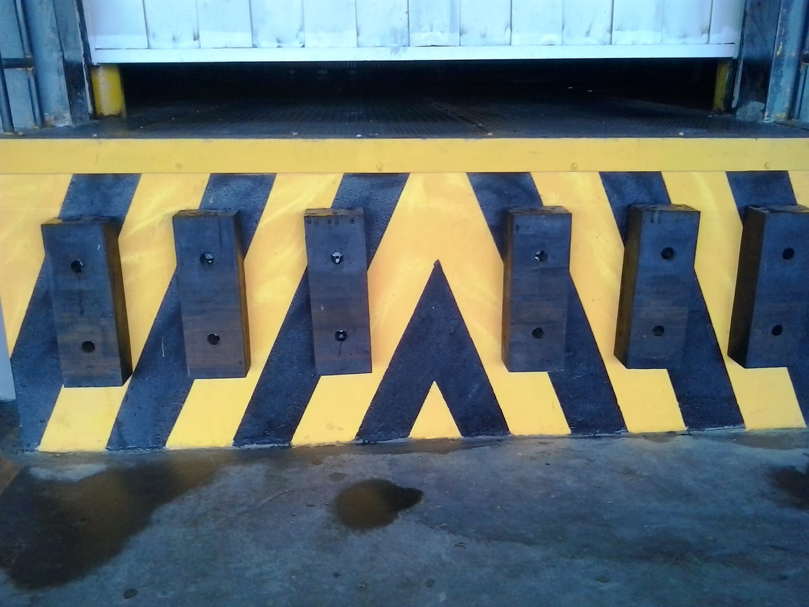 Batente de borracha para carreta e caminhão instalado em doca de carga